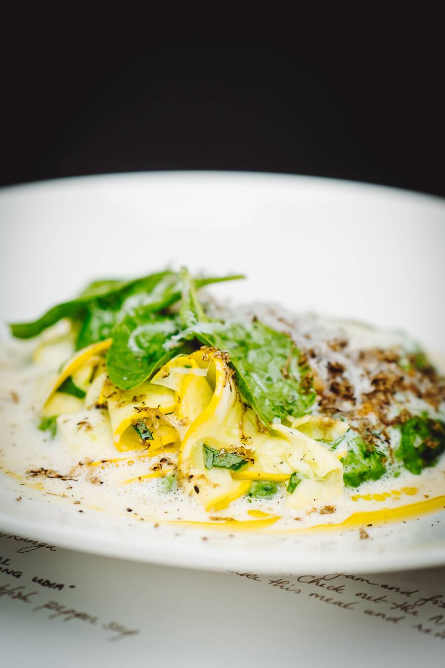 Spinatkartoffelstock mit Onsenei und marinierte Zucchetti - Karim Schumann (Chefkoch) kocht im Münsterhof, Zürich und besucht mit GaultMillau den Wochenmarkt auf dem Bürkliplatz, Zürich - Freitag, 23. August 2019 - Copyright Olivia Pulver