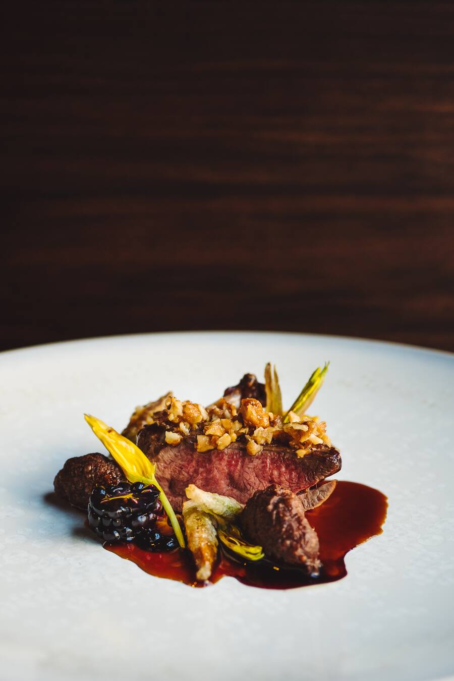 Taubenbrust mit Herbstbeeren, Eichelkrapfen und gebackene Nachtkerzen, Nelkenwurz-Jus - 15-Punkte-Chef David Krüger (Opera Zürich) geht täglich in den Wald und pflückt Essbares für seine Küche. Diesmal buddelt er mit seinem Souschef Niclas Ohrmann Wurzeln in Rotkreuz aus. - Montag, 14. Oktober 2019 - Copyright Olivia Pulver