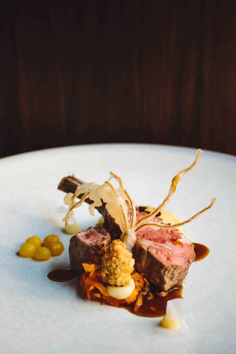 Schweizer Gebirgslamm mit Waldlauchjus, Drei SchoÌneggwurzeln und grillierter LoÌwenzahn-Kartoffelravioli - 15-Punkte-Chef David Krüger (Opera Zürich) geht täglich in den Wald und pflückt Essbares für seine Küche. Diesmal buddelt er mit seinem Souschef Niclas Ohrmann Wurzeln in Rotkreuz aus. - Montag, 14. Oktober 2019 - Copyright Olivia Pulver