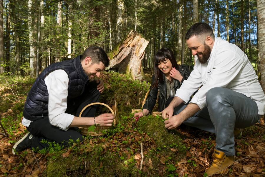 G.à D.:Alexandre Juton, le second de cuisine, Stamenkovic Snezana, l'amie du Chef Romain Paillereau.