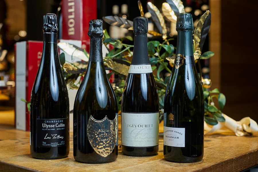 David OaHalloran mit einer Flasche Dom PA(C)rignon x Lenny Kravi