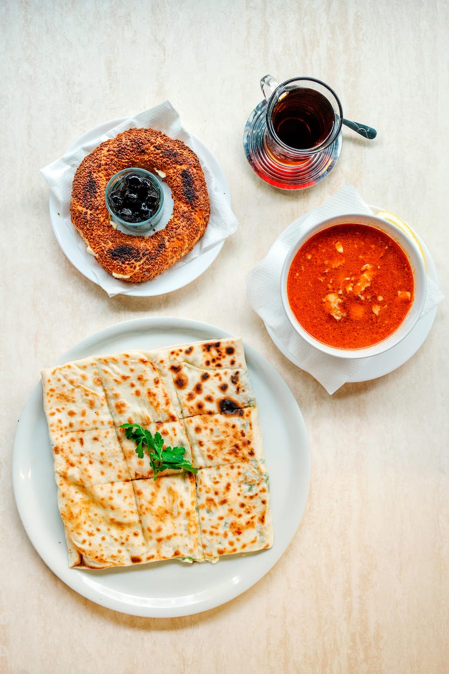Gözleme, türkischer Tee Cay und Lammkopfsuppe im türkischen Lebensmittelgeschäft und Imbiss Halk Pazari in Zürich Oerlikon