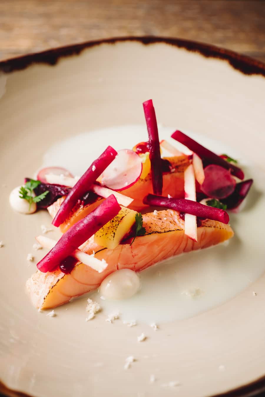 Lostallo Lachs, gebeizt, Rande in der Salzkruste, Radieschen, Meerrettich, Apfel - Restaurant Twist, Hotel Valsana, Arosa, Graubünden - Januar 2020 - Copyright Olivia Pulver