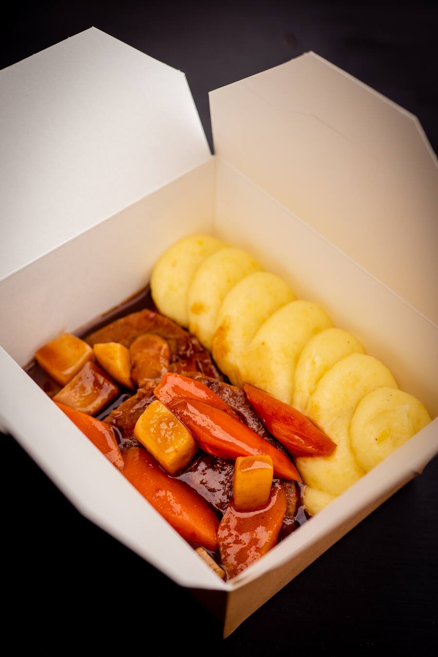 Angus Rindshackbraten mit Schmorgemüse und Bergkartoffelstock - Foodtruck, Restaurant Brücke, Niedergösgen, Chefkoch Thomas Messerli - 26. März 2020 - Copyright Olivia Pulver