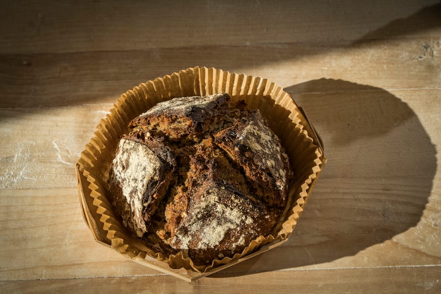 Foto: Joseph Khakshouri 13.02.2019Bäcker Werner Kast Backt Sauerteigbrote in einem Holzkohleofen aus den 30er Jahren.Knusperperle (1 Dl Bier, Dinkel, Buchweize, und Gerste)Reute (AR)