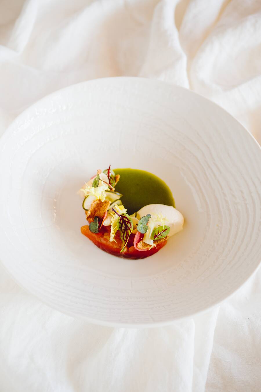 Swiss Alpine Lachs mit gepickeltem Gemüse (Rettich, Gurke) Quinochips und Meerrettichglace, gelbe Randen und Radieschen - Björn Inniger ist Chef im Restaurant Alpenblick in Adelboden und Einmach-Profi. Für GM macht er Quitten ein. - Donnerstag, 17.10.19 - Copyright Olivia Pulver