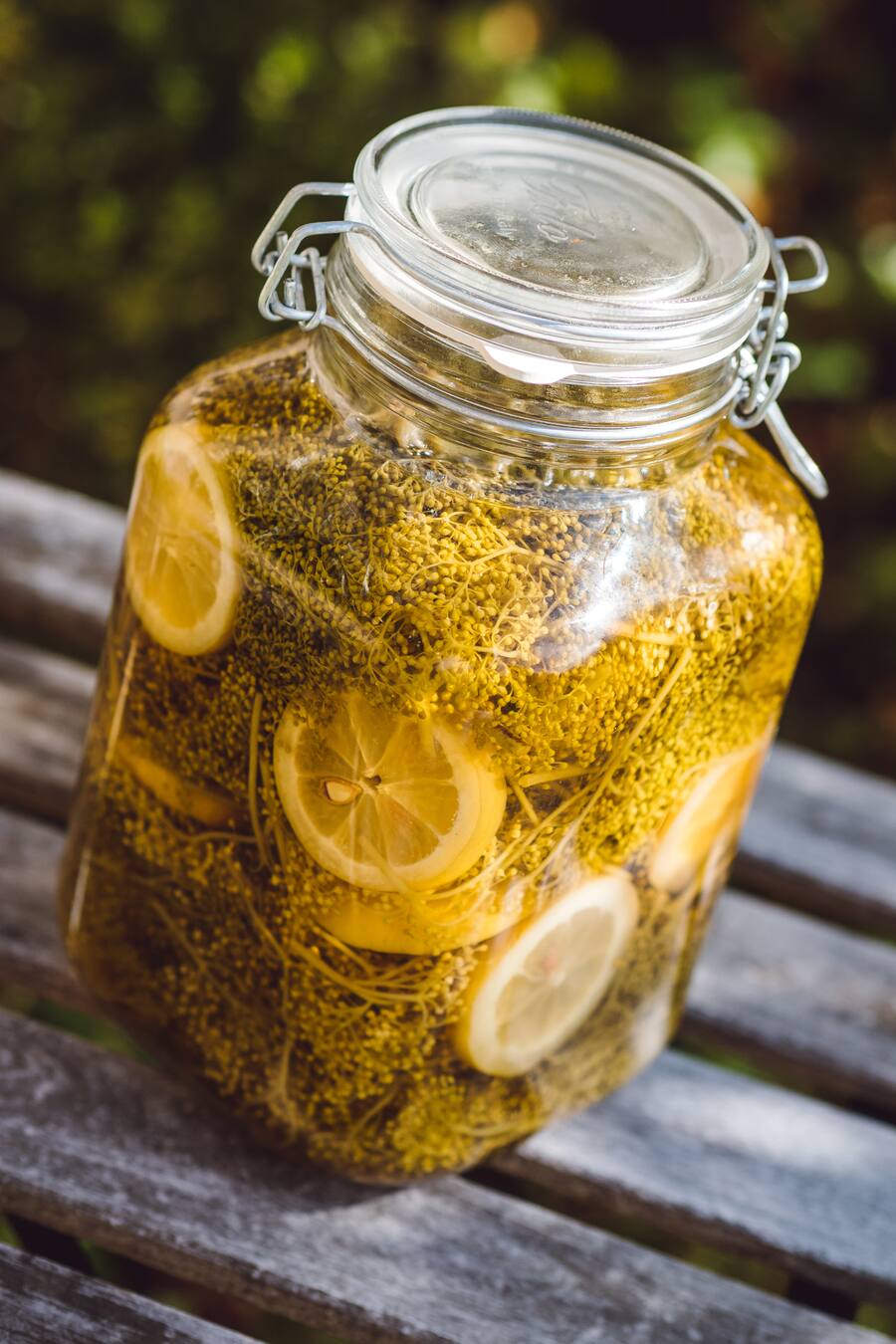 Eingemacht Holunderkapern - Björn Inniger ist Chef im Restaurant Alpenblick in Adelboden und Einmach-Profi. Für GM macht er Quitten ein. - Donnerstag, 17.10.19 - Copyright Olivia Pulver