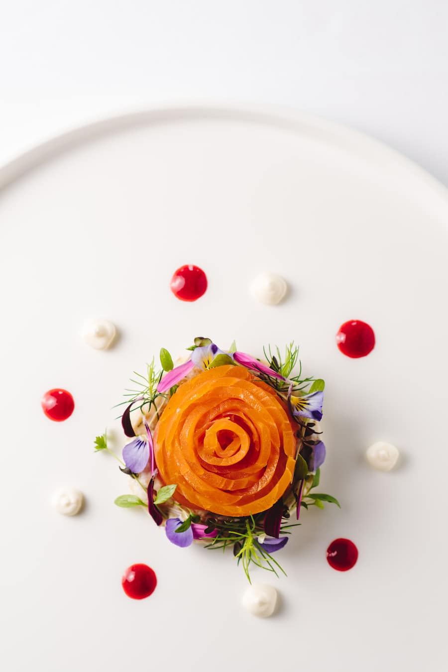 Rauchlachsrösli mit seinem Tatar, Frischkäsecréme und Himbeer - Noémie Bernard, Küchenchefin - Giorgio, Koch und Vater von Noémi - Anita Bernard, Gastgeberin - Restaurant Sternen - Dorfstrasse 1 in Walchwil - Montag, 18.2.2019 - Copyright Olivia Pulver