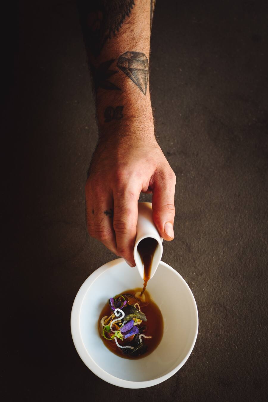 Gänsetee mit Asiatischen Aromen - Sebastian Rösch, Küchenchef vom Mesa Zürich, kocht ein Menü von der Malanser Gans - Freitag, 22.11.2019 - Copyright Olivia Pulver