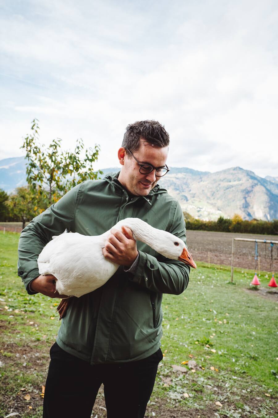 Sebastian Rösch, Küchenchef Mesa Zürich, besucht den Geflügelzüchter Roman Clavadetscher und dessen Dithmarscher Gänse und Hühner sowie Bruderhähne in Malans. - Copyright Olivia Pulver