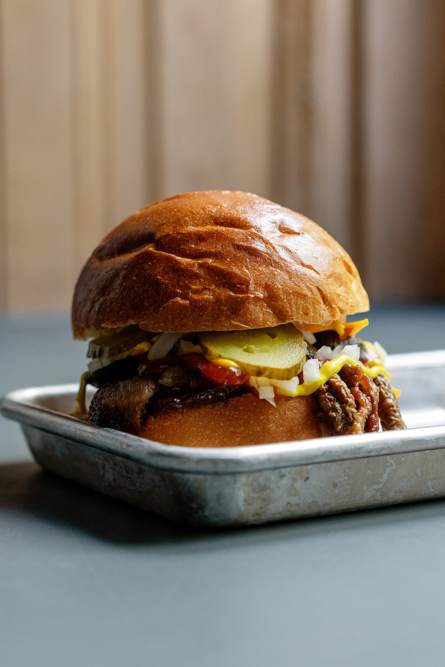 Cheeseburger von Action Burgers in der Bar Central Küchenfenster von Patrick Schindler und George Tomlin