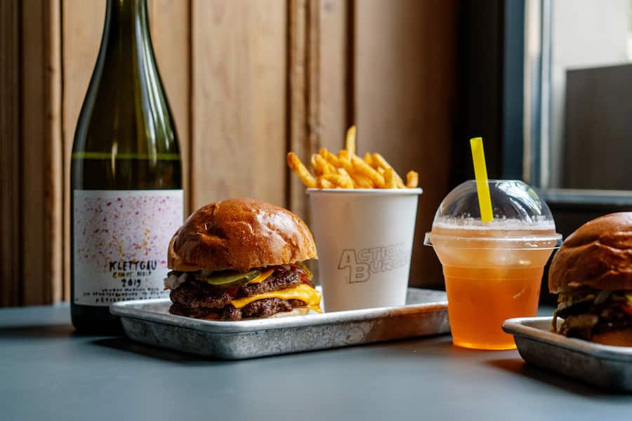 Cheeseburger von Action Burgers in der Bar Central Küchenfenster von Patrick Schindler und George Tomlin