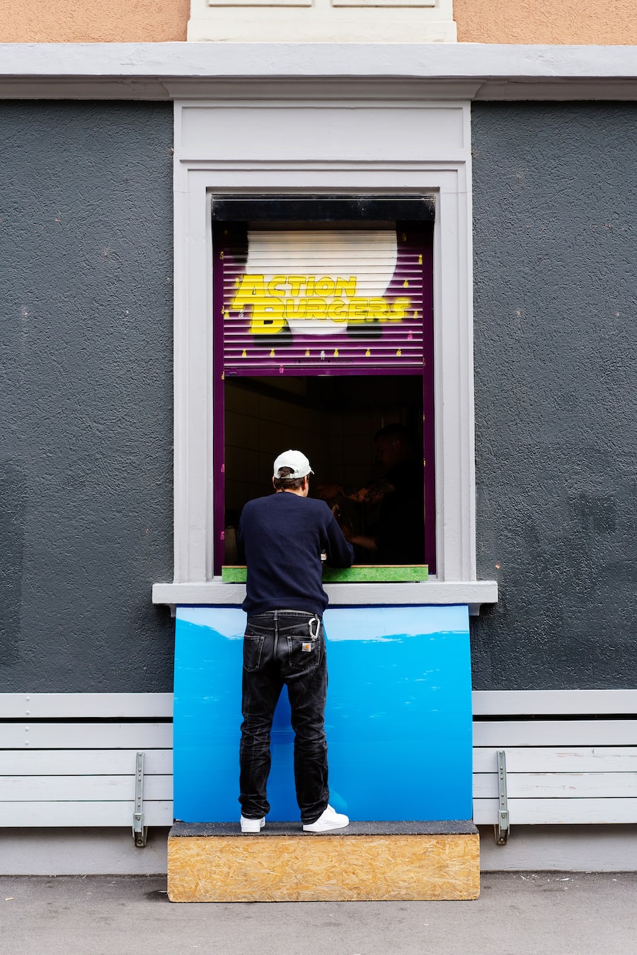 Cheeseburger von Action Burgers in der Bar Central Küchenfenster von Patrick Schindler und George Tomlin