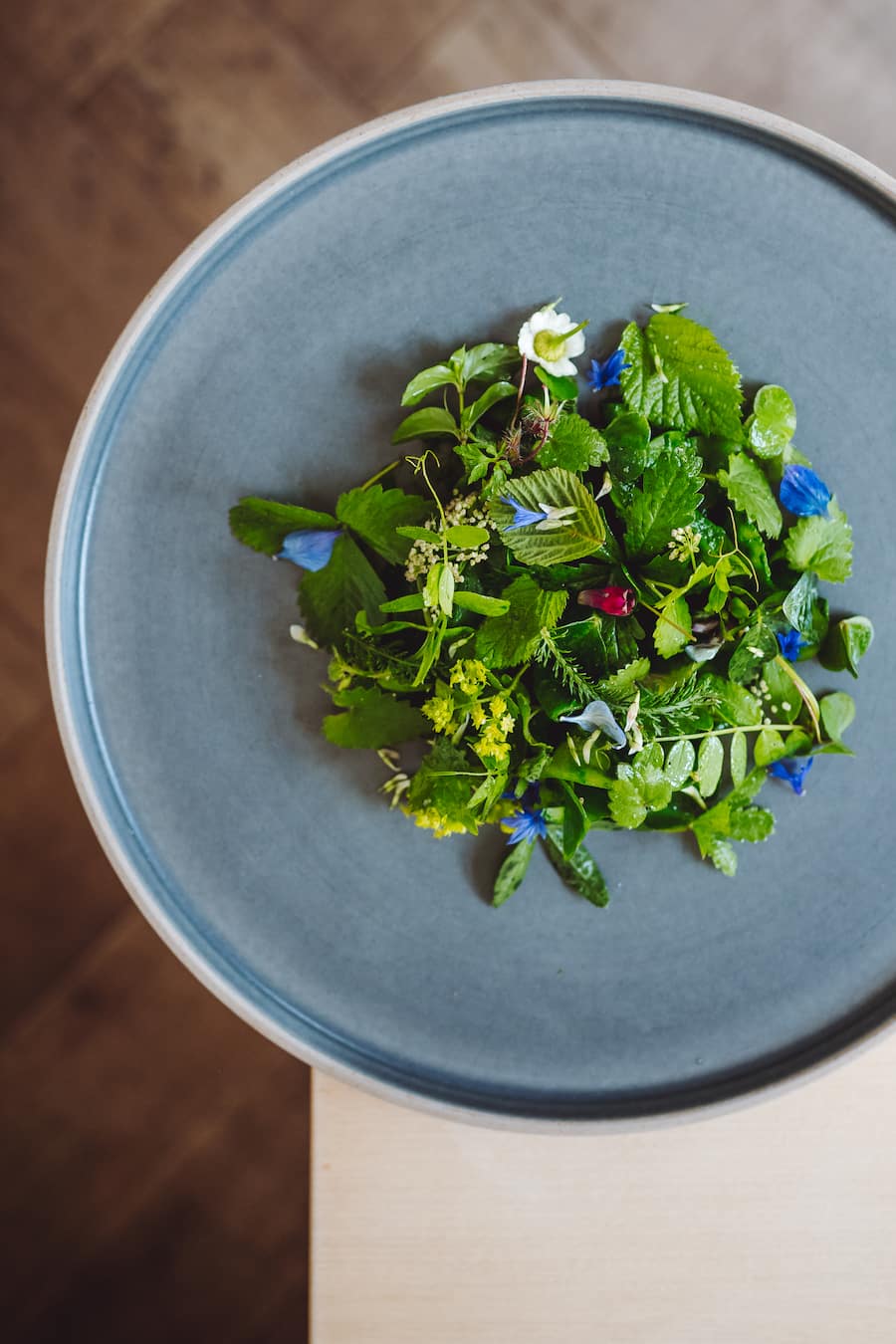 Kohlrabi, Spinatpüree und Wildkräuter - Andrin Steuri, Chefkoch, Moment Bern - Montag, 8.6.2020 - Copyright Olivia Pulver