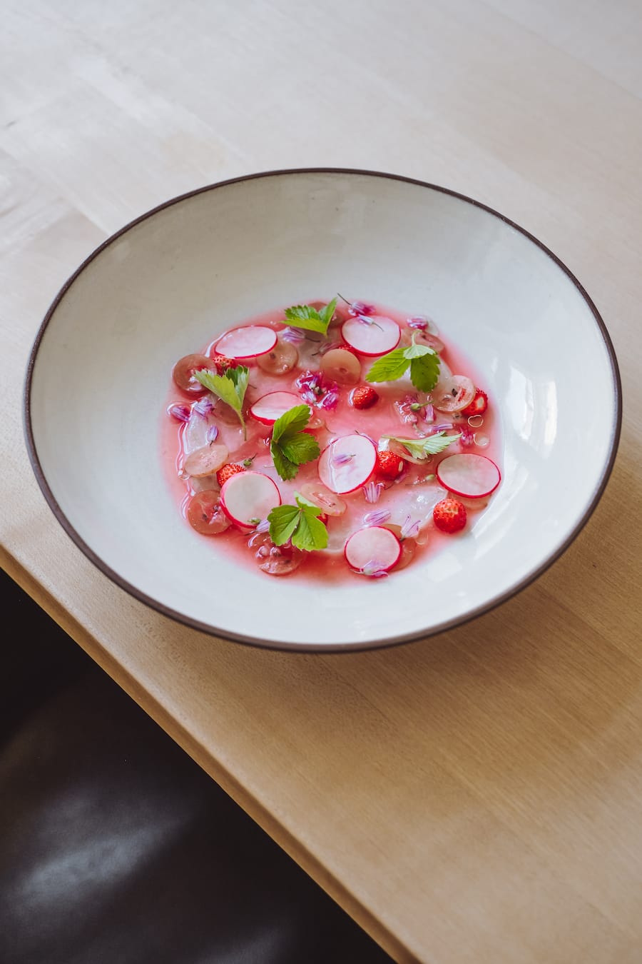 Ceviche von Zander aus dem Lago Maggiore, mit Rabarber Saft und Walderdbeeren - Andrin Steuri, Chefkoch, Moment Bern - Montag, 8.6.2020 - Copyright Olivia Pulver