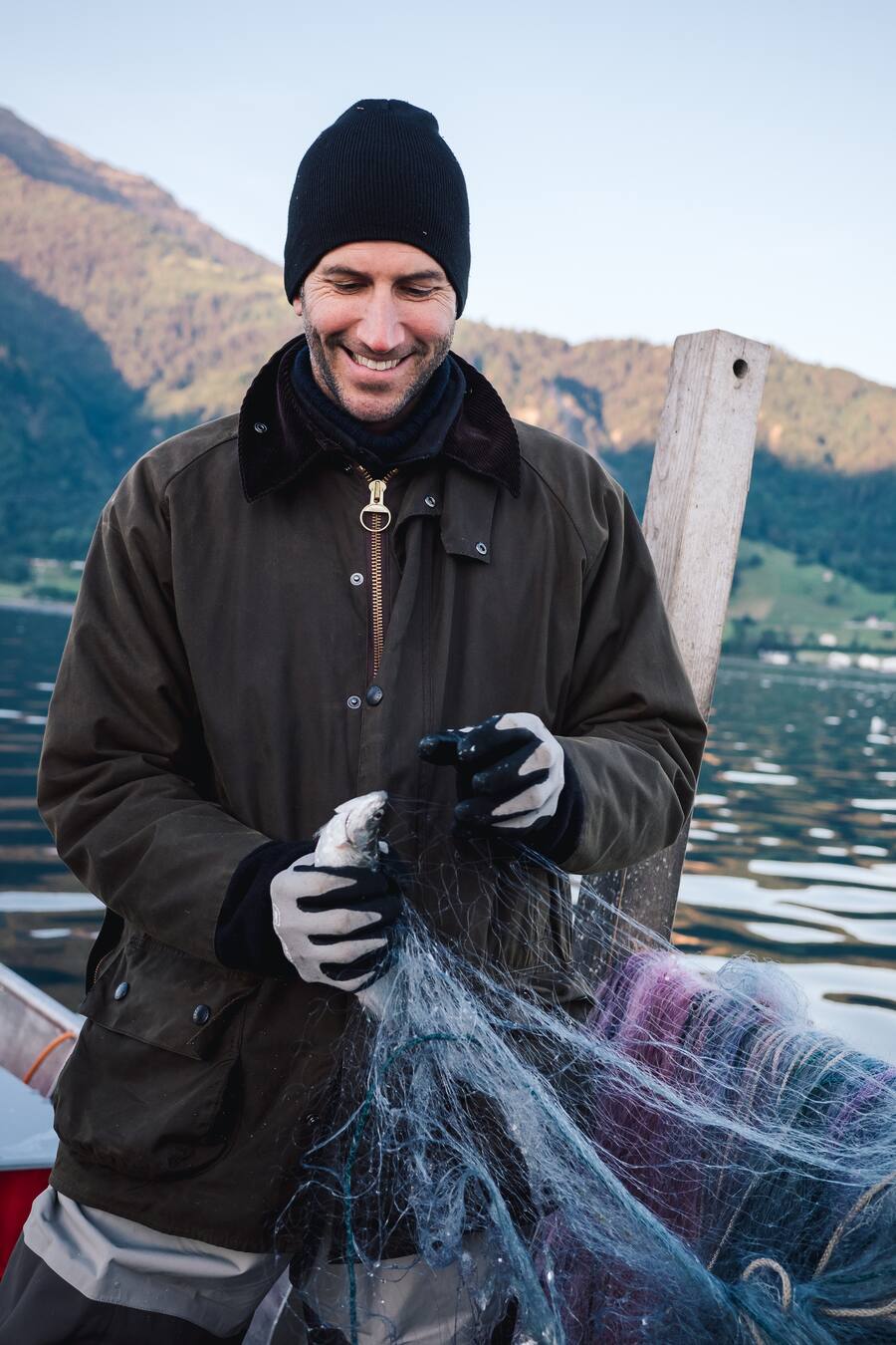 Gregor Smolinsky - Unterwegs auf dem Zugersee mit Berufsfischer Arthur Zimmermann mit dabei sind Luca Bianchi und Topkoch Gregor «Smoly» Smolinsky. - Felchen fischen - Walchwil - 27. Mai 2020 - Copyright Olivia Pulver
