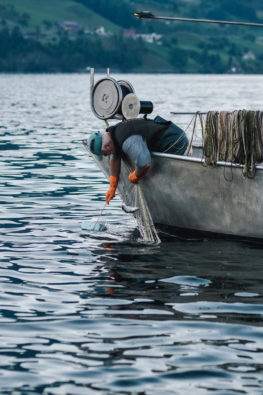 Bruder Theo Zimmermann - Unterwegs auf dem Zugersee mit Berufsfischer Arthur Zimmermann mit dabei sind Luca Bianchi und Topkoch Gregor «Smoly» Smolinsky. - Felchen fischen - Walchwil - 27. Mai 2020 - Copyright Olivia Pulver