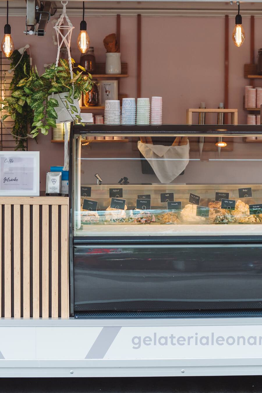 Globus Experteninterview mit Thomas Schütz + Gelati-Produzent Leonardo - Glacé - Dienstag, 16. Juni 2020 - Globus Zürich - Copyright Olivia Pulver