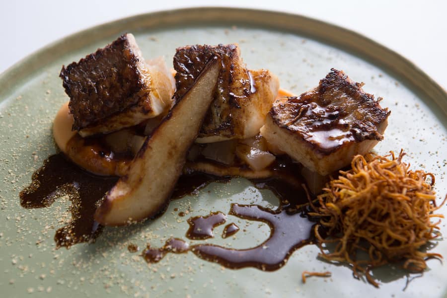 Hechtig: Zürisee Hecht, Birnen Kompot, Birne gebraten, Bodenrübencreme, Bodenrübenpulver aus Schalen, Bodenrübenstroh, Schweine Jus mit Toggenburger Speck.