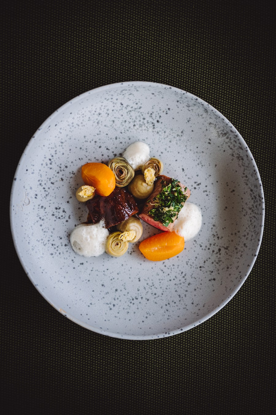 Schweizer Lammrücken und Haxe mit Aprikosen und Artischocken - Giardino Ascona - Restaurant Hide&Seek - Chefkoch Adrian Bührer - Ayurvedische Küche - 18. Juni 2020 - Copyright Olivia Pulver