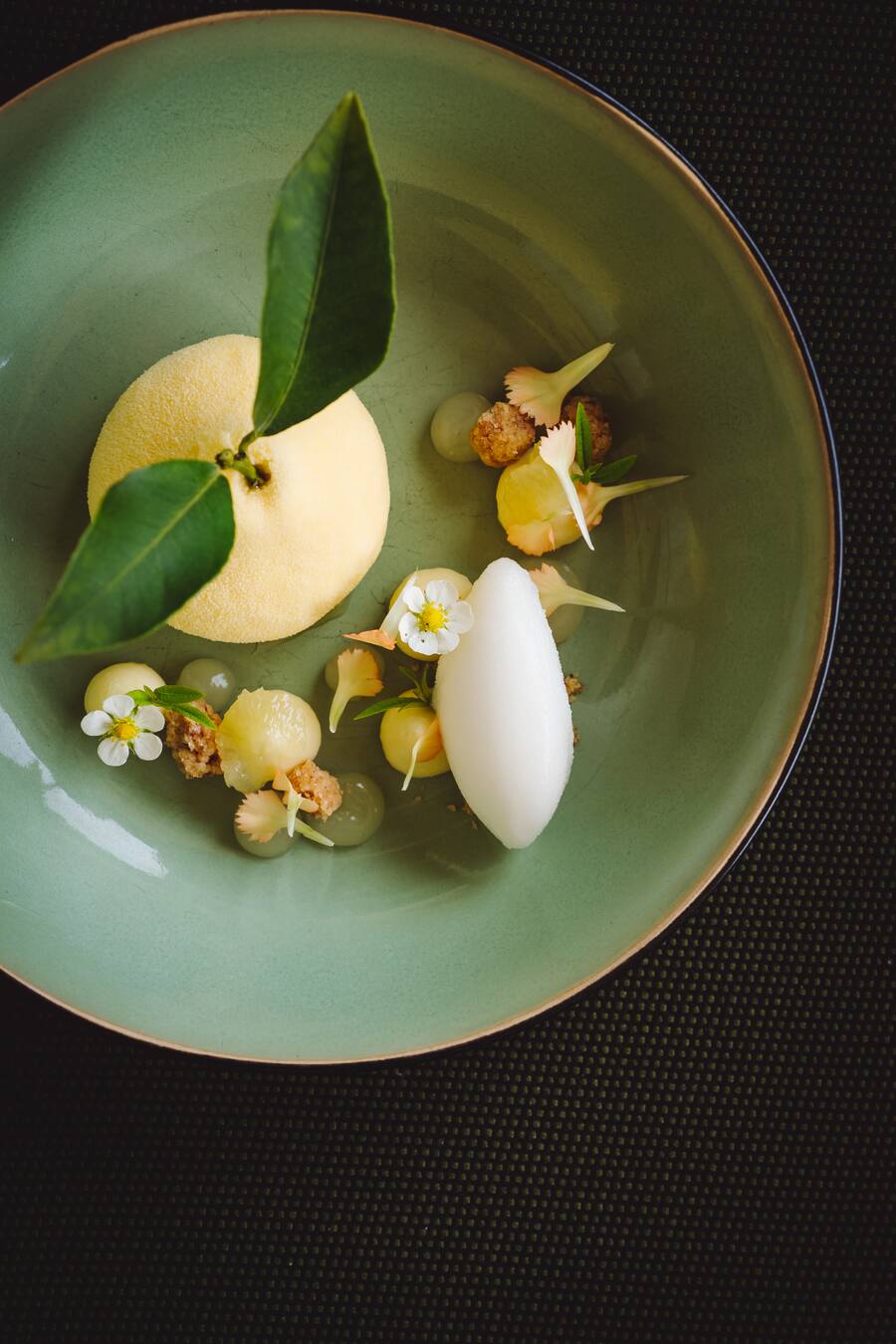 Zitrone gefüllt mit Zitronenmousse mit veganer Schokolade von Felchlin, Yuzugel, Roiboos und Quinoa (alles vegan) von Patissier Lorzeno Catanzani - Giardino Ascona - Restaurant Hide&Seek - Chefkoch Adrian Bührer - Ayurvedische Küche - 18. Juni 2020 - Copyright Olivia Pulver