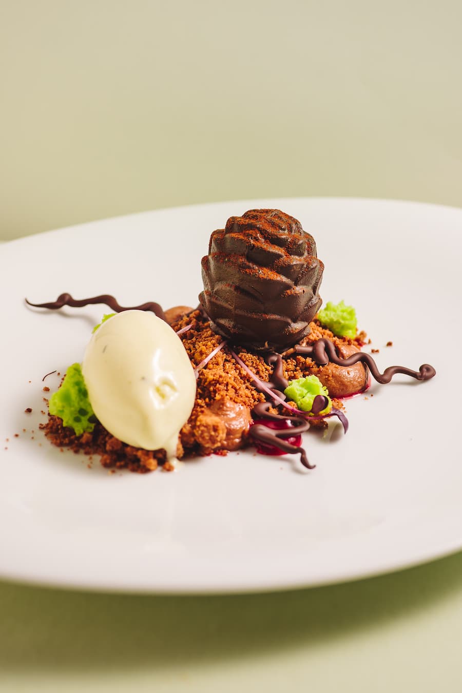 5. Gang von Dario Cadonau, Grischun: Arven Dessert, Preiselbeeren, Schokolade - Testessen zum The 5 Event im Herbst 2020 - Vrony Cotting-JulenMarco CampanellaEdgard BovierMeta HiltebrandDario Cadonau - Montag, 25.05.2020 - Copyright Olivia Pulver