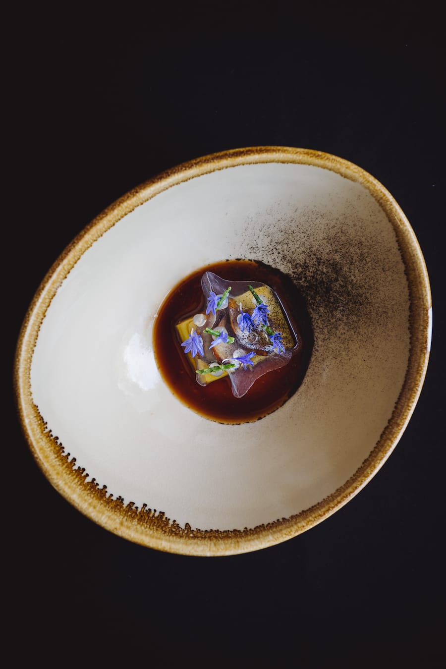 Verkohlter Lauch, Gurke, Dashi - Tobias Hösli, Chefkoch, Marktküche Zürich (Veganes Restaurant) - 12. Juli 2020 - Copyright Olivia Pulver