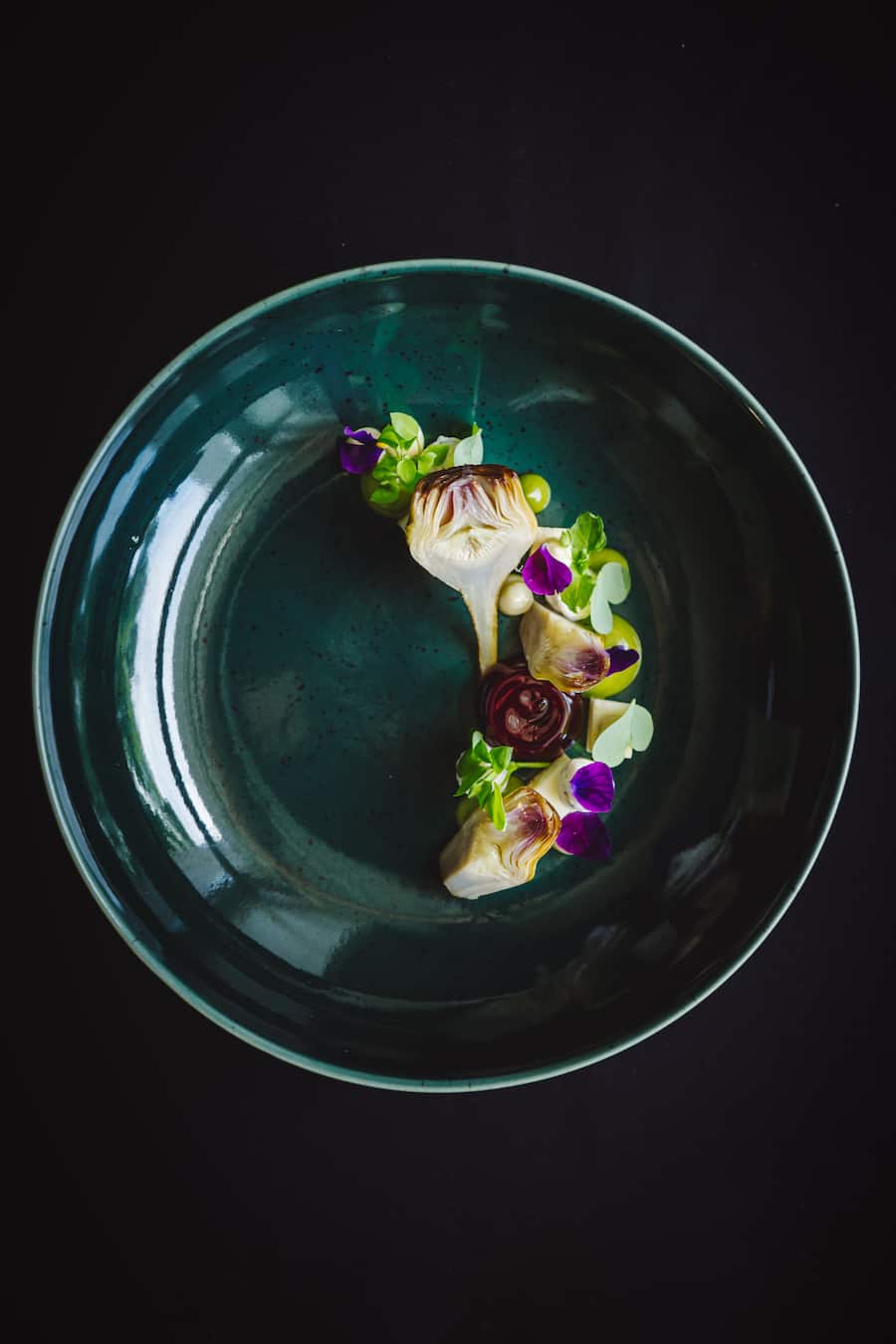 Artischoke, Zucchini, Sphäre, Brombeere - Tobias Hösli, Chefkoch, Marktküche Zürich (Veganes Restaurant) - 12. Juli 2020 - Copyright Olivia Pulver
