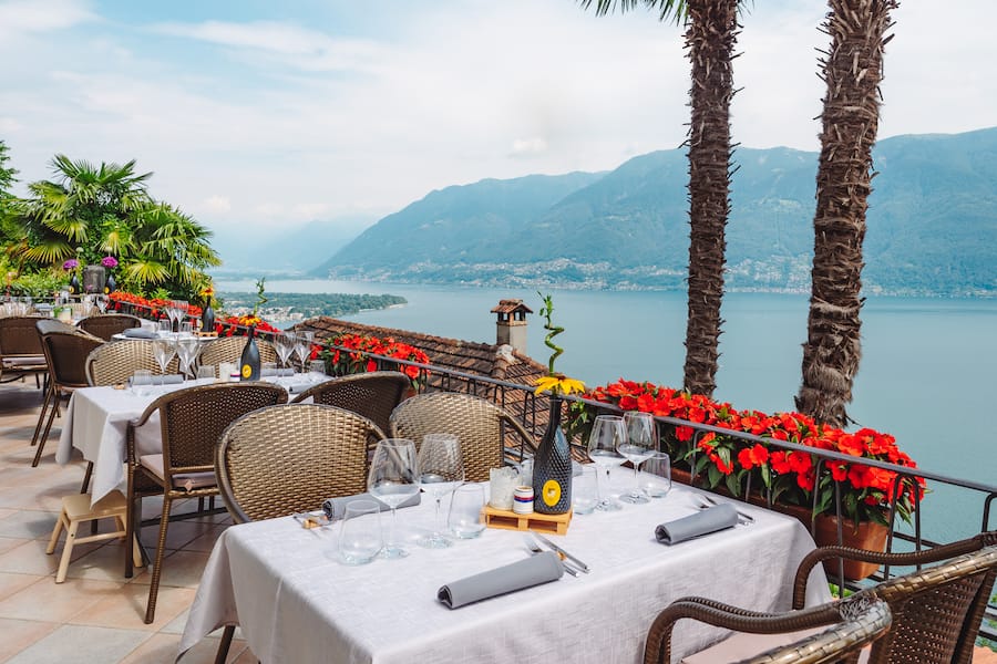 Panorama Hotel Elisabetta, Restaurant Al Braciere in Ronca oberhalb Ascona - Die Brüder Christian Fabbro (Gastgeber) und Luca Fabbro (Küchenchef) führen das Restaurant in 4. Generation mit viel Leidenschaft und neuen Ideen. Mit Efrem Panzeri (Küche) und Boris Margiasso (Küche) ist das Küchenteam komplett. - Donnerstag, 11. Juli 2019 - Copyright Olivia Pulver