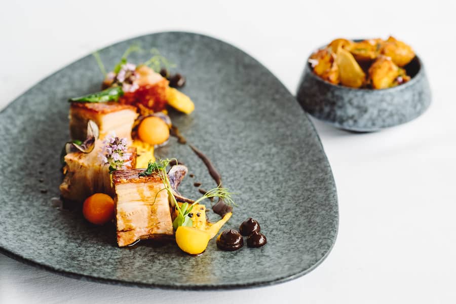 Knuspriger Schweinebauch, Calvados-Jus, Kartoffeln "Tripla Cottura" und Saisonggemüse - Panorama Hotel Elisabetta, Restaurant Al Braciere in Ronca oberhalb Ascona - Die Brüder Christian Fabbro (Gastgeber) und Luca Fabbro (Küchenchef) führen das Restaurant in 4. Generation mit viel Leidenschaft und neuen Ideen. Mit Efrem Panzeri (Küche) und Boris Margiasso (Küche) ist das Küchenteam komplett. - Donnerstag, 11. Juli 2019 - Copyright Olivia Pulver