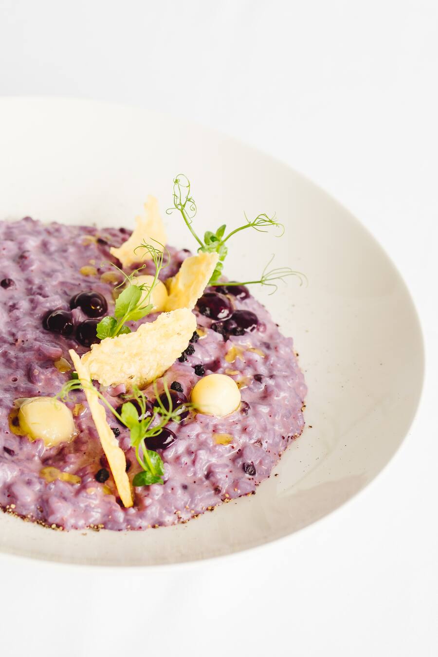 Risotto Carnaroli ai mirtilli di montagna, mantecato al Taleggio e Grana â20 mesiâ - Panorama Hotel Elisabetta, Restaurant Al Braciere in Ronca oberhalb Ascona - Die Brüder Christian Fabbro (Gastgeber) und Luca Fabbro (Küchenchef) führen das Restaurant in 4. Generation mit viel Leidenschaft und neuen Ideen. Mit Efrem Panzeri (Küche) und Boris Margiasso (Küche) ist das Küchenteam komplett. - Donnerstag, 11. Juli 2019 - Copyright Olivia Pulver