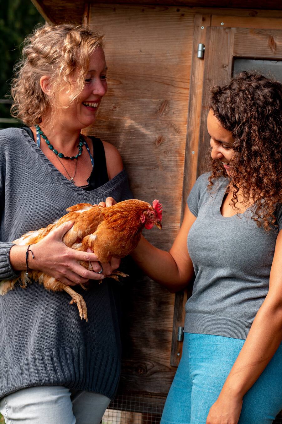 Sarah Heiligtag mit Zineb Hattab - Die vegane Köchin Zizi bestellt ihr Gemüse bei Sarah Heiligtag von Hof Narr, ein «Gnadenhof» für Tiere. Der Verein rettet Tiere und hilft anderen Bauern umzusatteln. Daneben wird Gemüse biologisch angebaut. - 24. August 2020 - Copyright Olivia Pulver