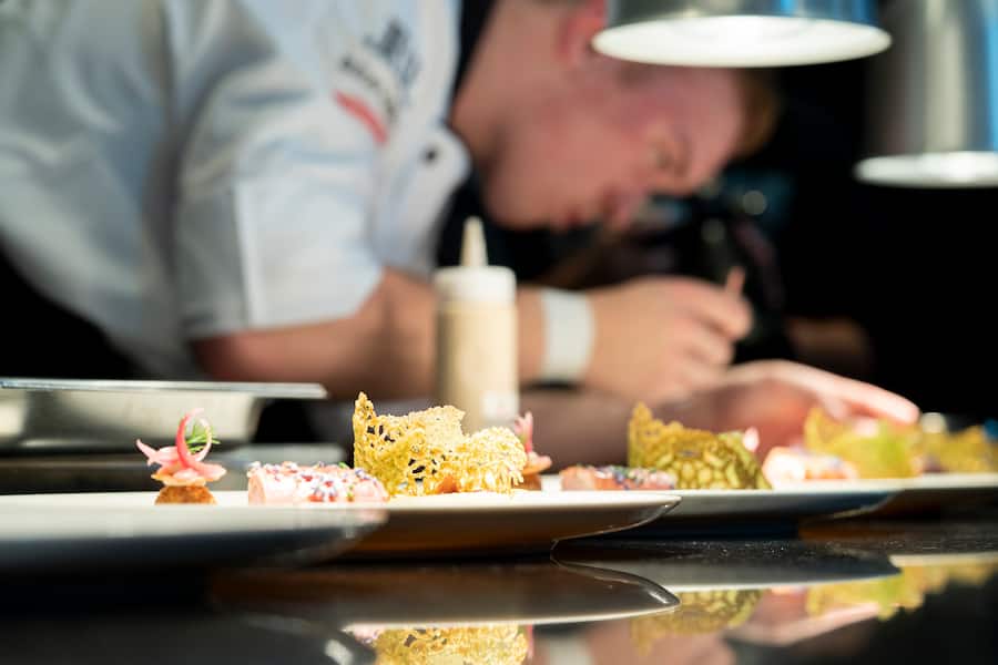 Cuisine des jeunes, Kochwettbewerb 2020, in Bern, Das Siegergericht von Simon Grimbichler: Filet im Kräuter-Nuss-Mantel mit Leberpraline und Schweinshaxenragout