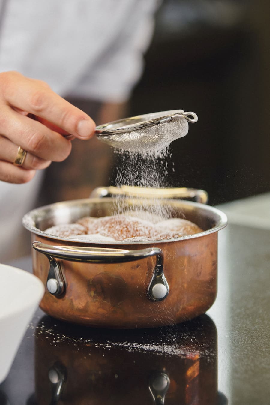 Kay Baumgardt, Patissier des Jahres,Zur Fernsicht Incantare in Heiden,Buchteln mit Vanillesauce,Foto: Digitale Massarbeit, Tanja und Simon Kurt