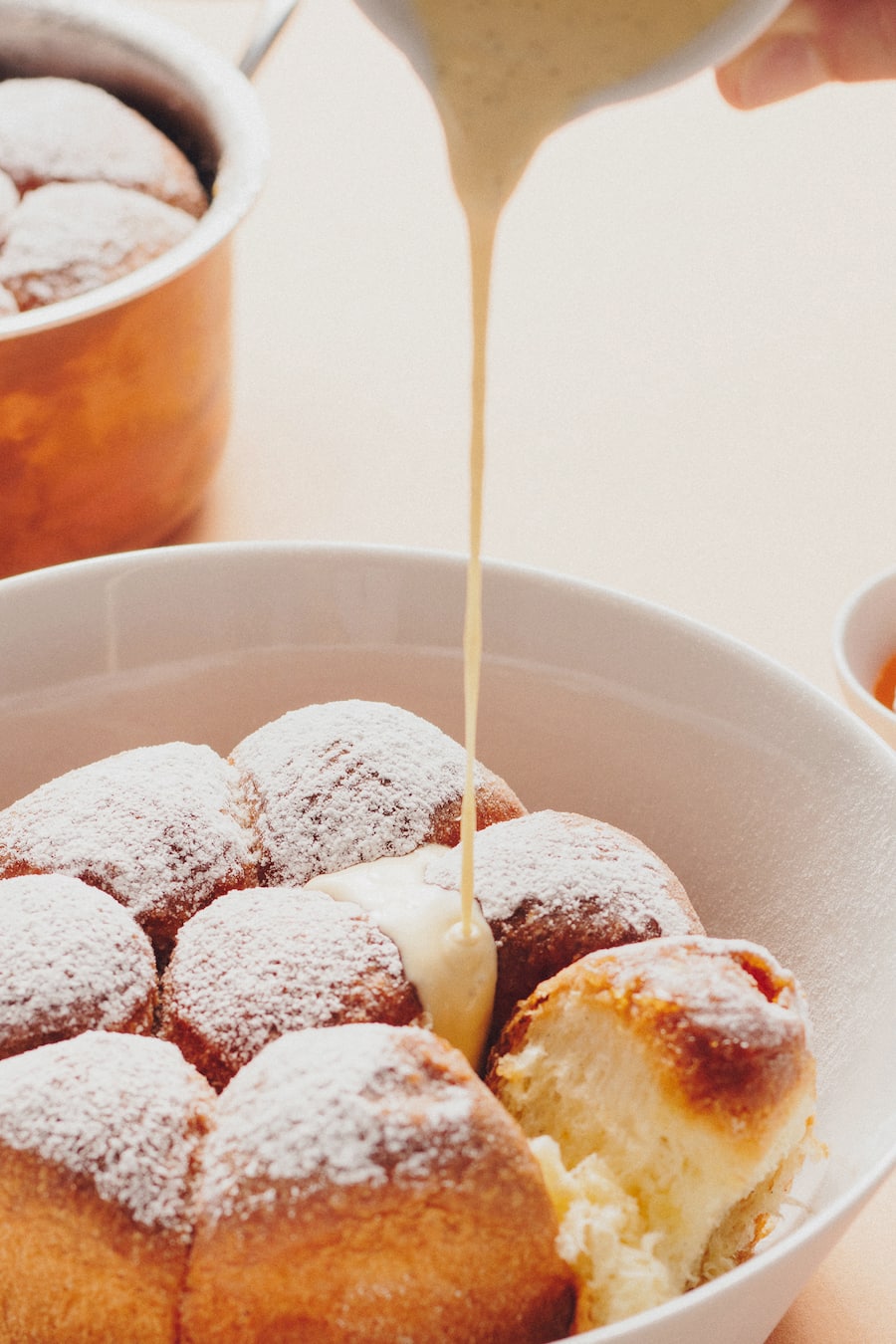 Kay Baumgardt, Patissier des Jahres,Zur Fernsicht Incantare in Heiden,Buchteln mit Vanillesauce,Foto: Digitale Massarbeit, Tanja und Simon Kurt