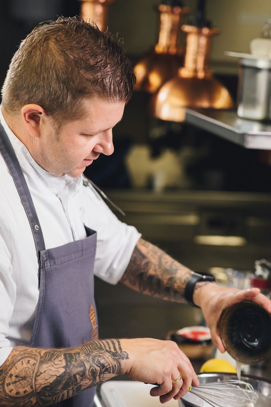 Kay Baumgardt, Patissier des Jahres,Zur Fernsicht Incantare in Heiden,Schokoladen Cappuccino, Schokoladencreme/ Mascarpone Schaum/Schokoladen Crumbles/ Zwetschgen Kompott,Foto: Digitale Massarbeit, Tanja und Simon Kurt