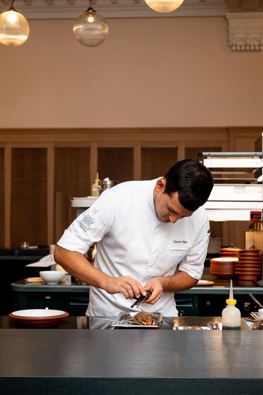 Dave Waelti schmeisst im Casino in Bern die Bistro Bar mit offener Kueche. - Bern, 16. Oktober 2020 - Copyright Olivia Pulver