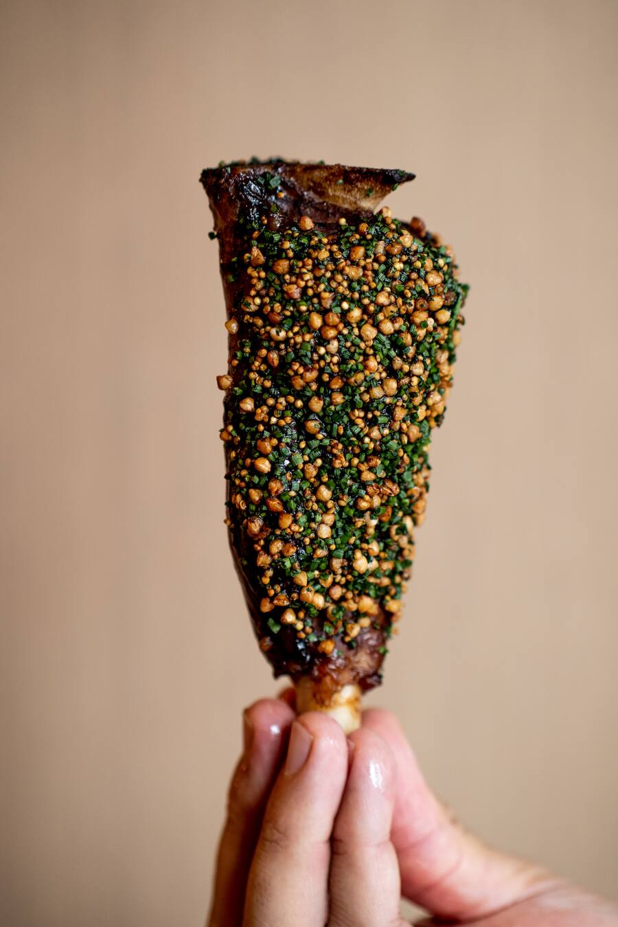 Fribourger Lammhaxe mit Chicorée - Dave Waelti schmeisst im Casino in Bern die Bistro Bar mit offener Kueche. - Bern, 16. Oktober 2020 - Copyright Olivia Pulver