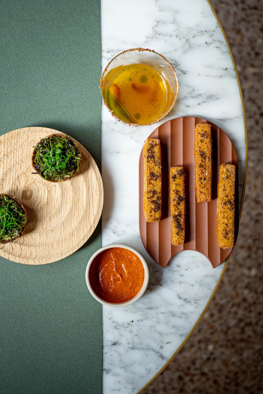 Hummus-Fritten mit Mojo Rojo, Mini-Quiche und grillierte Tomatenessens - Dave Waelti schmeisst im Casino in Bern die Bistro Bar mit offener Kueche. - Bern, 16. Oktober 2020 - Copyright Olivia Pulver