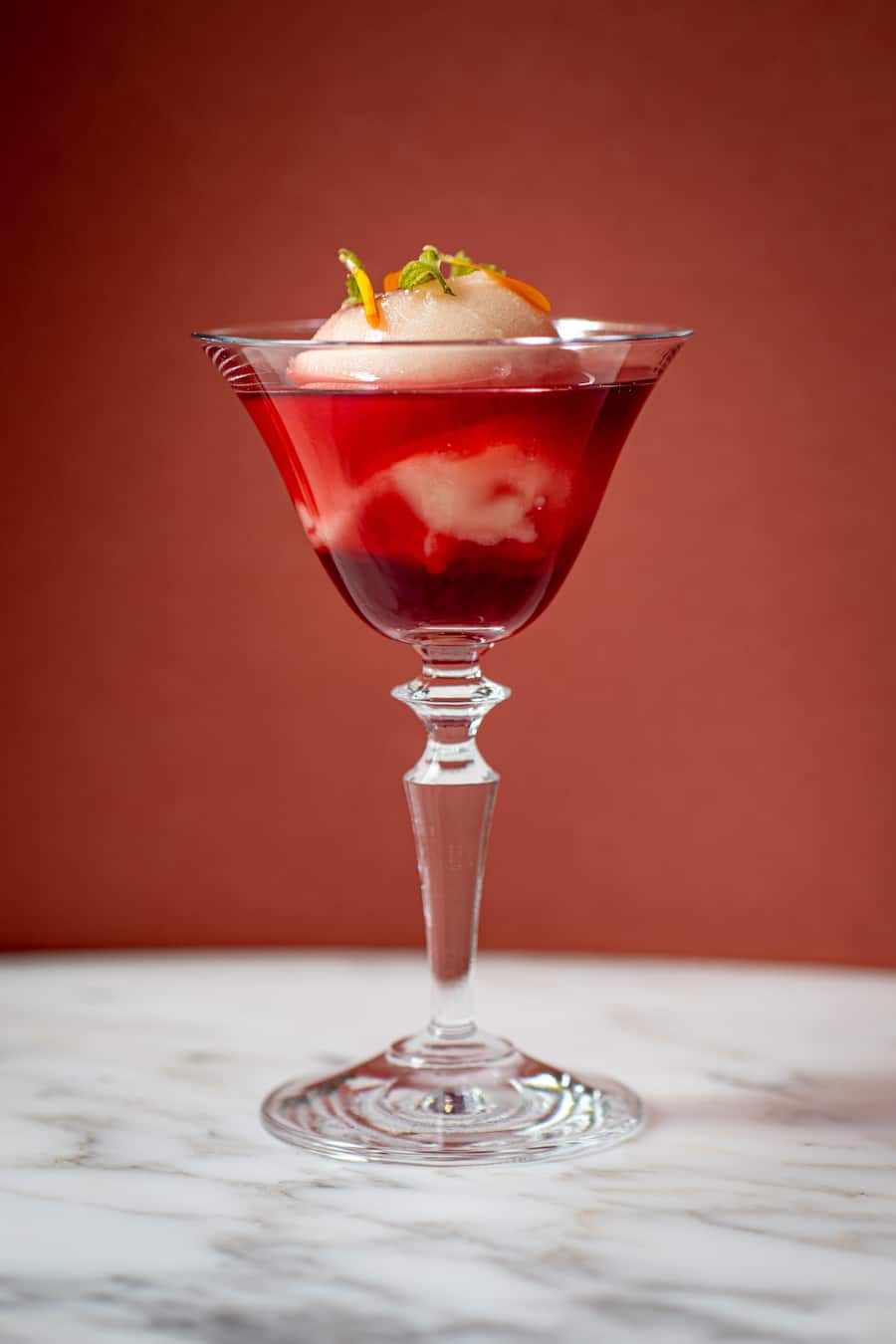 Zimtsorbet mit Hibiskus-Kombucha - Dave Waelti schmeisst im Casino in Bern die Bistro Bar mit offener Kueche. - Bern, 16. Oktober 2020 - Copyright Olivia Pulver