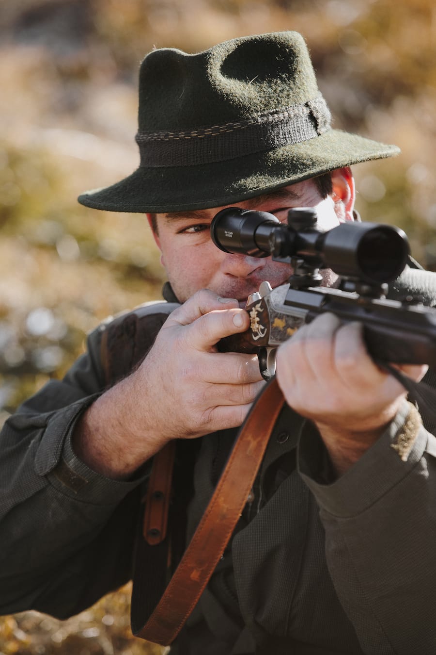 Fernando Michlig, Tenne Gluringen VS, Jeunes Restaurateurs und Jäger, Vater Ewald Michlig, Hund Freya, auf der Jagt, Foto: Digitale Massarbeit