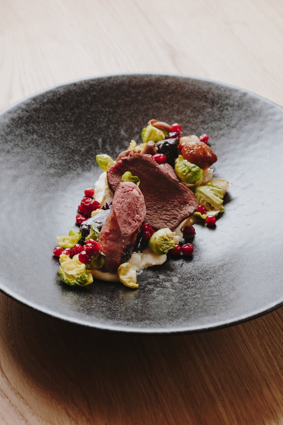 Fernando Michlig; Tenne Gluringen VS; Jeunes Restaurateurs und Jäger;Dreierlei vom Hirsch (Pfeffer, Wurst, Entrecote) mit Selleriepüree und Rosenkohlblättern,Foto: Digitale Massarbeit