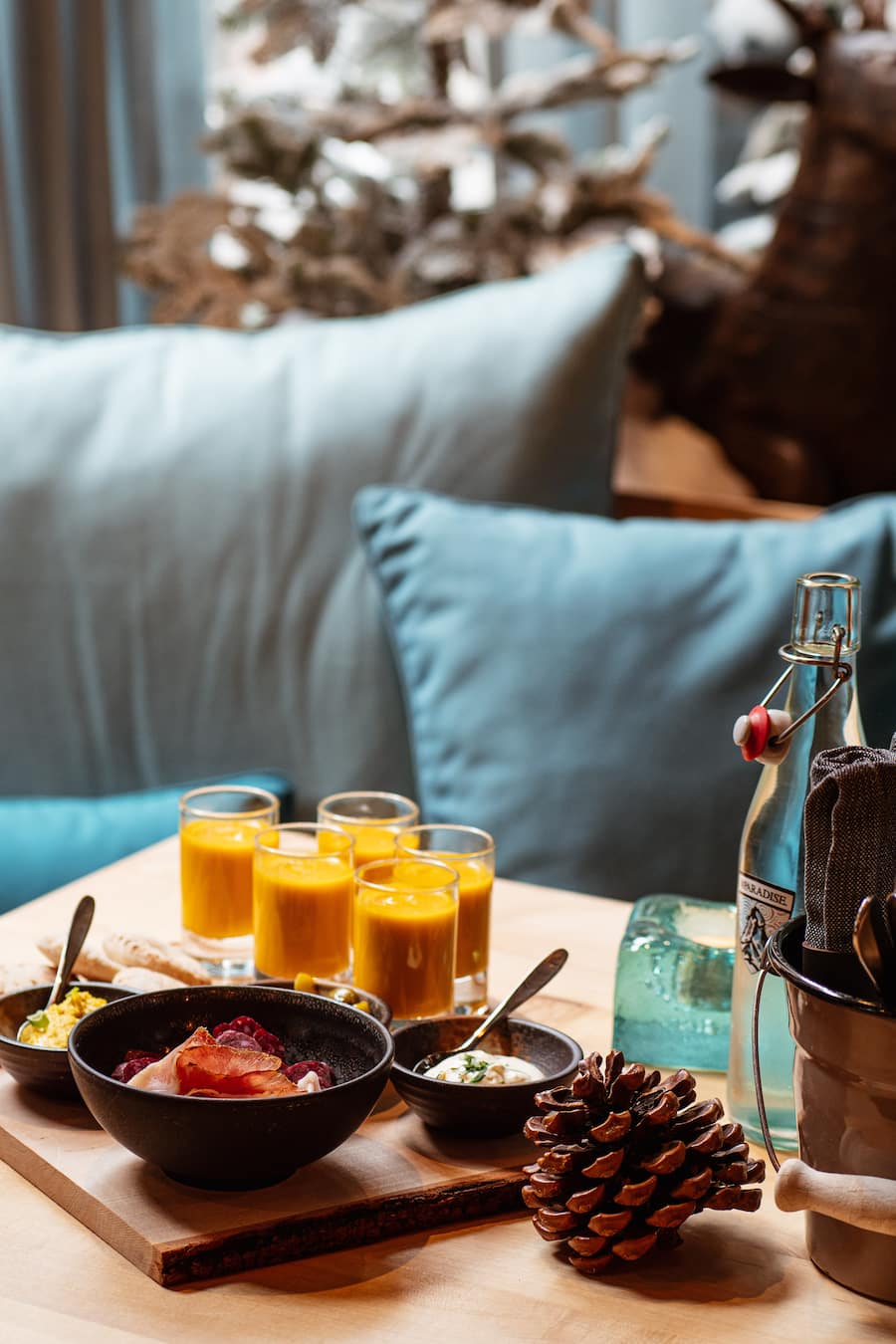 Pitabrot, Oliven, Süppchen, Frischkäse, Walliser Rohschinken, Hauswurst, Hummus - Vrony und Max Cotting-Julen stellen in Zürich ihr neuestes Konzept vor: das Restaurant At Paradise in Zertmatt. Serviert werden die bekannten Chez Vrony Klassiker und neue aufregende Fusion-Gerichte. Geführt wird die neue Beiz von Elia und Loredana Zurbriggen (Ex-Skirennfahrer) - 2.10.2020 - Copyright Olivia Pulver