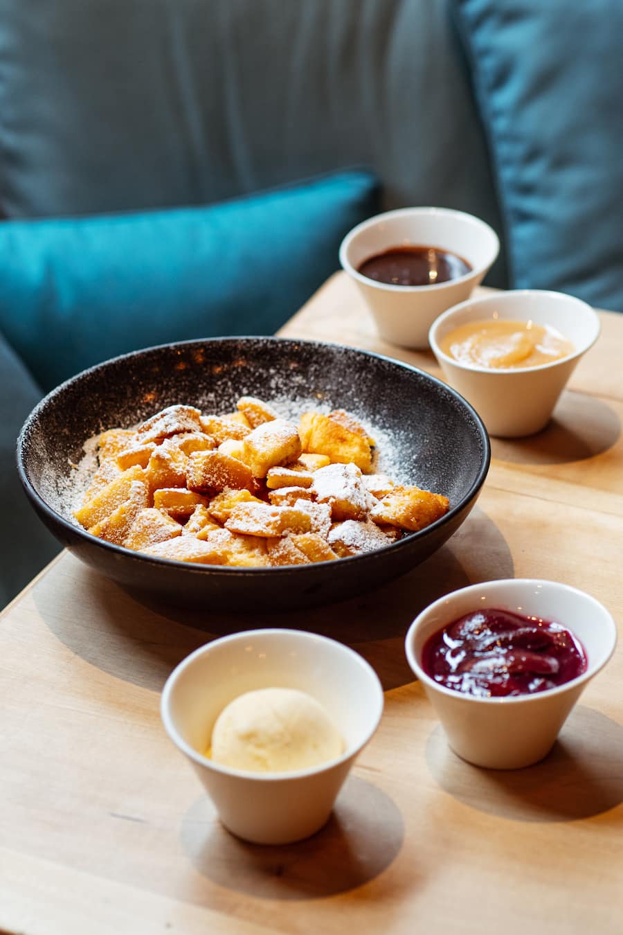 Paradise Schmarrn mit Zwetschgen, Apfelmus, Schokosauce, Vanilleglace - Vrony und Max Cotting-Julen stellen in Zürich ihr neuestes Konzept vor: das Restaurant At Paradise in Zertmatt. Serviert werden die bekannten Chez Vrony Klassiker und neue aufregende Fusion-Gerichte. Geführt wird die neue Beiz von Elia und Loredana Zurbriggen (Ex-Skirennfahrer) - 2.10.2020 - Copyright Olivia Pulver