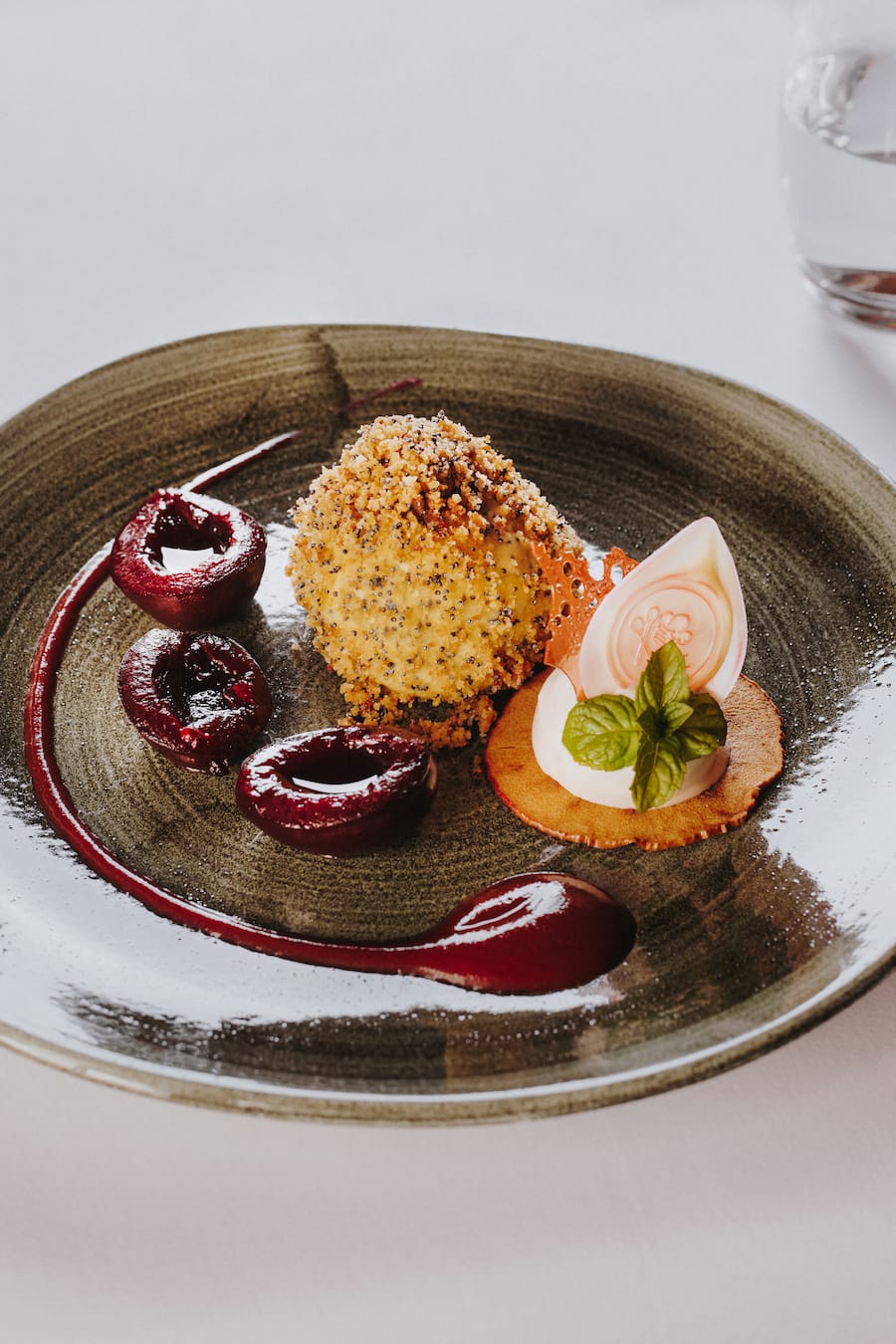 Restaurant Alte Gasse, Bellwald, Phillyra Bund, neue Küchenchefin,Hotel Onya, Omas saisonale Knödel im Mohnmantel mit Zwetschgen und Zimtglace,Foto: Digitale Massarbeit, Tanja und Simon Kurt