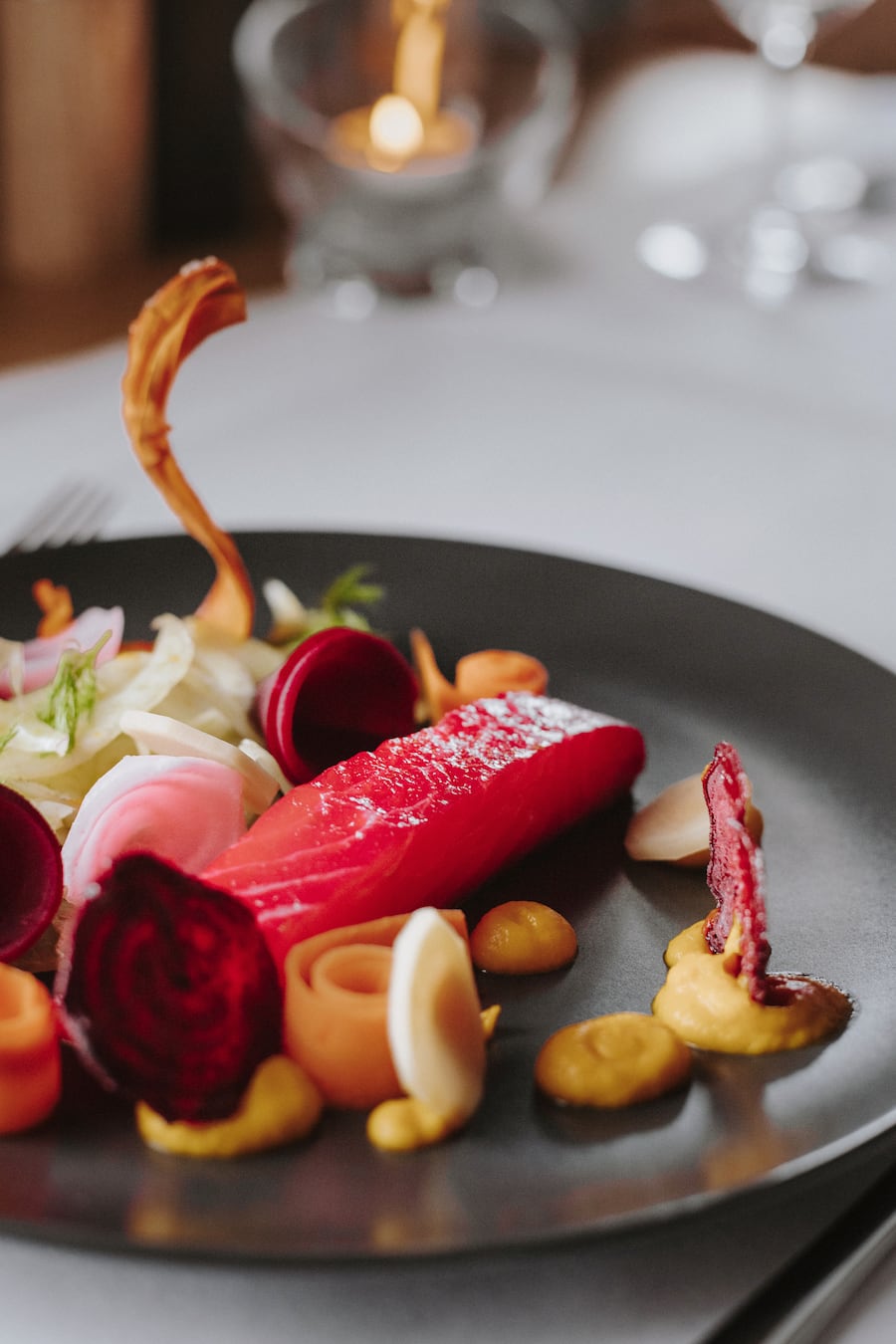 Restaurant Alte Gasse, Bellwald, Phillyra Bund, neue Küchenchefin,Hotel Onya, Lachs mit Randen, Fenchel, Ingwer und Karotten,Foto: Digitale Massarbeit, Tanja und Simon Kurt