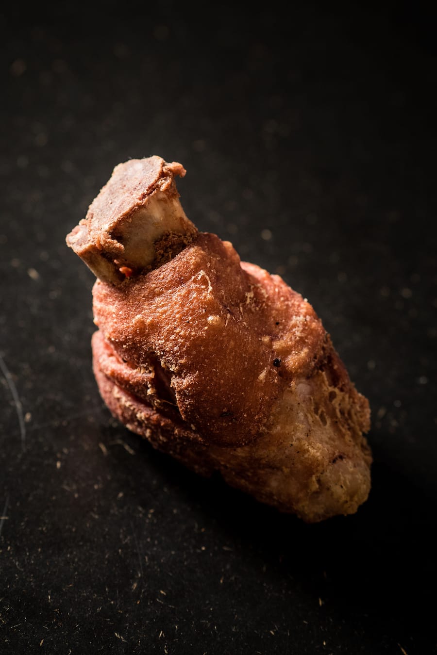 Haxe vom Molkeschwein mit Dörrbirne und Kartoffelpüree - Sebastian Rösch verwendet Schweizer Fleisch für seine Gerichte Aktuell: Molkesäulihaxen. - Restaurant Mesa, Zürich - 13.11.2020 - Coypright Olivia Pulver