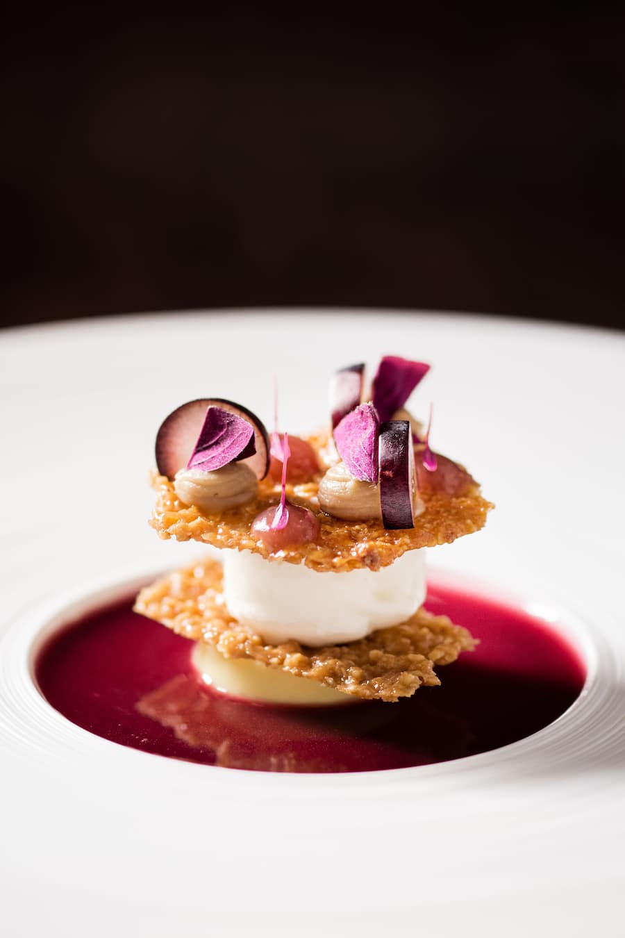 Trauben-Dessert mit Sabayone und Milcheis - Sebastian Rösch verwendet Schweizer Fleisch für seine Gerichte Aktuell: Molkesäulihaxen. - Restaurant Mesa, Zürich - 13.11.2020 - Coypright Olivia Pulver