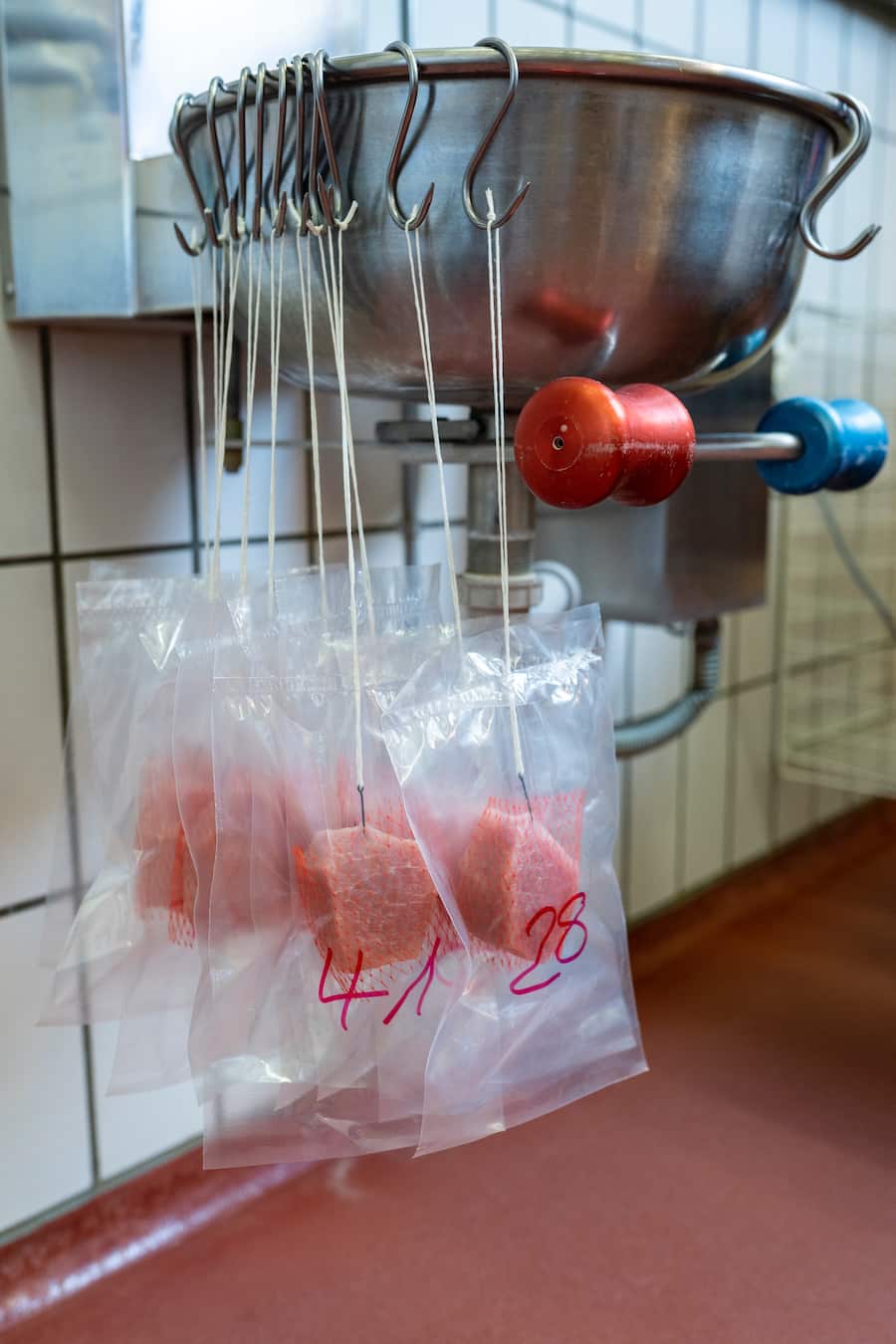 Simon Grimbichler bei der Suisag für Schweizer Fleisch