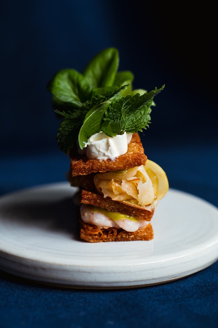 Kartoffelpuffer mit Crevetten, Apfel und Frischkäse - Restaurant Rosi, Chefkoch Markus Stöckle, Zürich - Dezember 2019 - Copyright Olivia Pulver